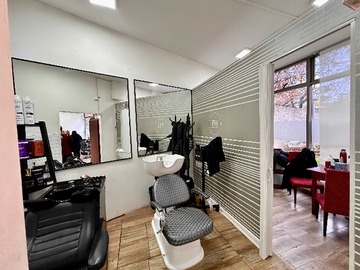 Oficina en arriendo mensual en Ideal Salón de Belleza u Oficina en Los Leone (170806), Providencia - 1 baño