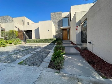 Casa en venta en Chamisero, Colina - 4 dormitorios, 4 baños
