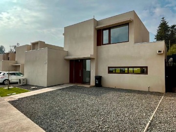 Casa en arriendo mensual en Casa Luminosa Ideal para la Familia (176493), Peñalolén - 3 dormitorios, 3 baños