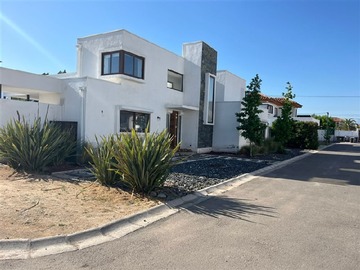 Casa en venta en Calle nueva, rinconada condominio el sauce, Rinconada - 5 dormitorios, 4 baños
