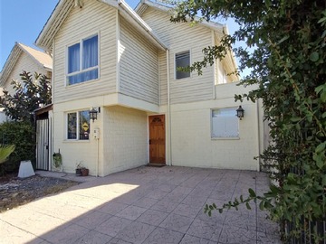 Casa en venta en Av victor troncoso / a pasos del strip center /cercano supermercados /comercio /acceso sur /autopista central /metro tren, Buin - 3 dormitorios, 3 baños