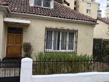 Casa en arriendo mensual en Amplia Casa Comercial metro Chile España (170100), Ñuñoa - 4 dormitorios, 2 baños