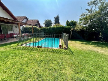 Casa en venta en Camino Otoñal / Francisco Bulnes Correa, Las Condes - 4 dormitorios, 2 baños