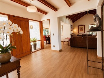 Casa en venta en Increíble casa estilo chileno de 1 piso, Lo Barnechea - 4 dormitorios, 3 baños
