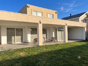 Casa en arriendo mensual en Impecable casa estilo mediterranea, en Condominio Laguna del Sol, Padre Hurtado - 3 dormitorios, 3 baños