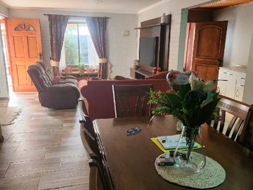 Casa en venta en Propiedad en Av. los Halcones Larapinta Ideal para Uso Comercial - 5 dormitorios, 3 baños