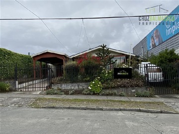 Oficina en arriendo mensual en Casa ideal para uso comercial - Calle Serrano a pasos de Regimiento, Puerto Montt - 3 dormitorios, 2 baños