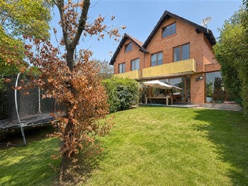 Casa en venta en Santa Blanca con Contralmirante Fernandez Vial, Lo Barnechea - 5 dormitorios, 4 baños