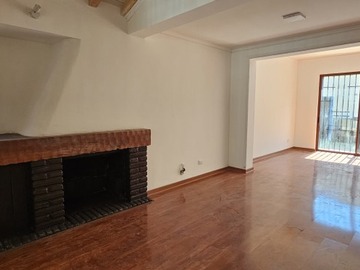 Casa en venta en Lo encalada/ crescente errázuriz, Ñuñoa - 4 dormitorios, 2 baños