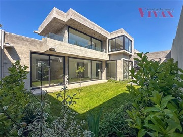 Casa en arriendo mensual en Estadio Español, Las Condes - 3 dormitorios, 3 baños