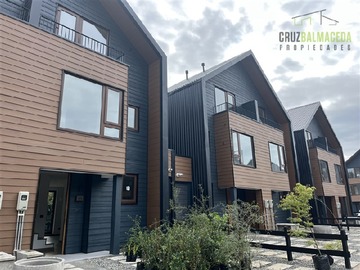 Casa en arriendo mensual en Nueva, en condominio urbano, 3 dormitorios + estar y subterráneo con jardín., Puerto Varas - 3 dormitorios, 3 baños