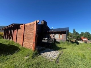 Casa en venta en Extraordinaria casa esquina en Malalcahuello muy cerca de Centro de Ski Corralco, Curacautín - 6 dormitorios, 3 baños