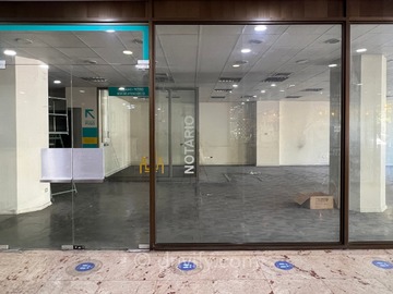 Local Comercial en arriendo mensual en Calle Agustinas entre Teatinos y Morandé (Plaza de La Constitución), Santiago - 2 baños