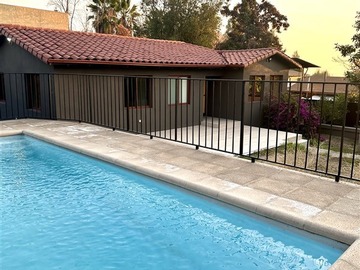 Casa en arriendo mensual en Educadora Minerva Poblete, La Reina - 3 dormitorios, 3 baños