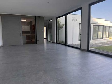 Casa en venta en Vivienda Luminosa Ideal para Familias (174425), La Reina - 4 dormitorios, 3 baños