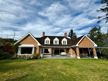 Casa en venta en Camino Real con Los Trapenses, Lo Barnechea - 6 dormitorios, 5 baños
