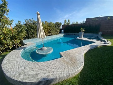 Casa en venta en Condominio Las Pircas, Peñalolén - 5 dormitorios, 5 baños
