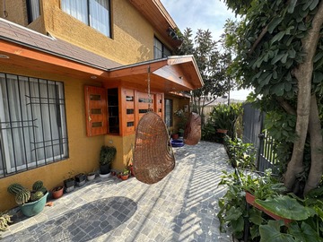 Casa en venta en René Olivares Becerra con Pje. Punta de Plata, Maipú - 5 dormitorios, 2 baños