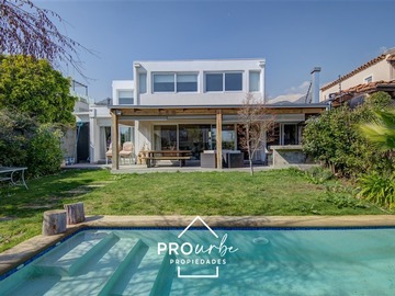 Casa en venta en Valenzuela Puelma, La Reina - 7 dormitorios, 5 baños