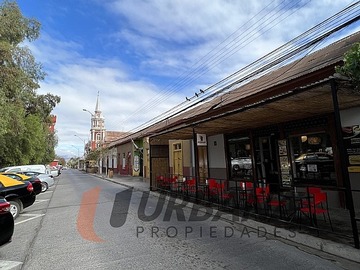 Casa en venta en Casa comercial frente a plaza de vicuña, Vicuña - 4 dormitorios, 2 baños