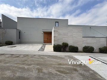 Casa en arriendo mensual en Onofre jarpa 10409, La Reina - 3 dormitorios, 3 baños