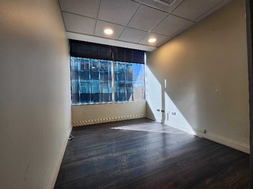 Oficina en venta en Moderna Oficina en el Corazón Financiero (173976), Las Condes - 1 baño