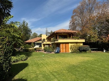 Casa en venta en Tradicional casa colonial en condominio Las Brisas de Chicureo, Colina - 5 dormitorios, 5 baños