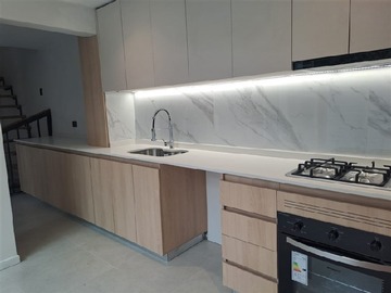 Casa en venta en Simón Bolívar Ricardo Lyon, Ñuñoa - 3 dormitorios, 2 baños