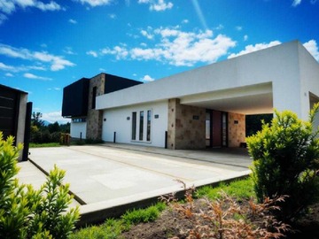 Casa en venta en Vendo gran casa con parcela molco pucon (125816), Pucón - 4 dormitorios, 3 baños