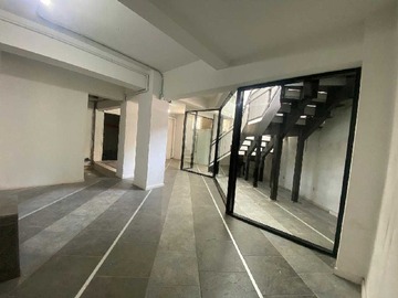 Local Comercial en arriendo mensual en Espacio Amplio y Versátil para Tu Negocio (169884), Santiago - 2 baños