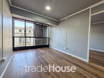 Oficina en venta en Monjitas, Santiago, Santiago - 1 dormitorio, 1 baño