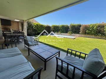 Casa en venta en Casa 4 dorm+escritorio+servicio, piscina y quincho chamisero, Colina - 5 dormitorios, 4 baños