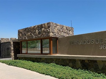 Casa en venta en Townhouse en segurísimo condominio con linda vista a Santiago, Lo Barnechea - 5 dormitorios, 5 baños