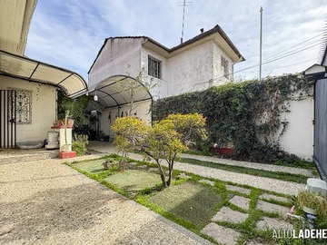 Casa en venta en Av. Salvador / Eduardo Castillo Velasco, Ñuñoa - 4 dormitorios, 2 baños