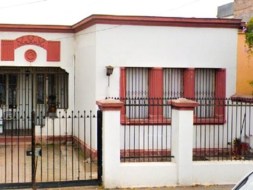 Casa en venta en Doctor Ostornol 585, Recoleta, Santiago Metropolitan Region 8420000, Chile, Recoleta - 3 dormitorios, 1 baño
