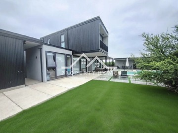 Casa en venta en Parcela 5.000 m² con 3 viviendas, piscina, cancha y energía, Colina - 5 dormitorios, 4 baños