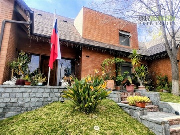 Casa en venta en Casa en Venta en Esquina Quilin Nor Oriente - 8 dormitorios, 5 baños