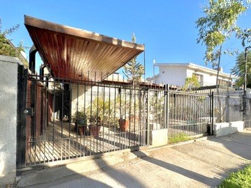 Casa en venta en Metro hernando de magallanes, Las Condes - 4 dormitorios, 3 baños