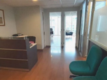 Oficina en venta en Estoril, Las Condes - 3 dormitorios, 2 baños