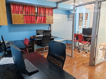 Oficina en venta en Matías Cousiño/Moneda, Santiago - 2 dormitorios, 2 baños
