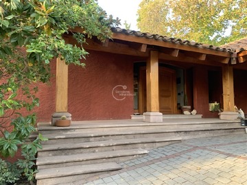 Casa en venta en Quinchamalí, Las Condes - 5 dormitorios, 4 baños