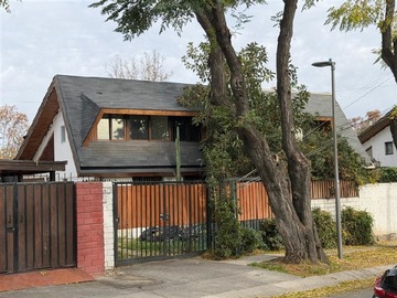 Casa en venta en cercano a Mall Plaza los Dominicos, con excelente conectividad a través de Av. Cristóbal Colón y Av. Padre Hurtado, cercano a servicios, supermercados, colegios y al parque Santa Rosa de Apoquindo de Las Condes., Las Condes - 4 dormitorios, 3 baños