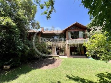 Casa en venta en Camino del Yunque / El Huinganal, Lo Barnechea - 5 dormitorios, 4 baños