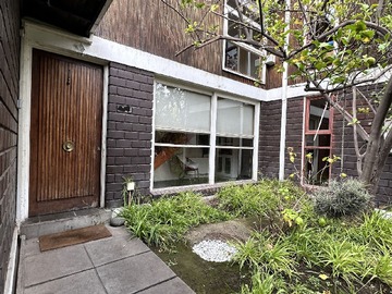 Casa en venta en Fitz Roy 1800, Las Condes, Región Metropolitana de Santiago 7550000, Chile, Las Condes - 5 dormitorios, 3 baños