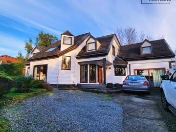 Casa en venta en Puerto Varas, Puerto Varas - 4 dormitorios, 5 baños