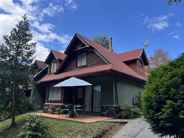 Casa en venta en Acceso Hotel Antumalal, Pucón - 4 dormitorios, 2 baños