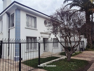 Casa en arriendo mensual en Entre Dublé Almeyda y José Domingo Cañas, Ñuñoa - 5 dormitorios, 3 baños