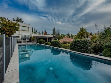 Casa en venta en Dentro del condominio santuario del valle, Lo Barnechea - 5 dormitorios, 4 baños