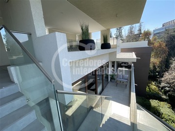 Departamento en venta en Frente al Portal La Dehesa, Lo Barnechea - 2 dormitorios, 3 baños