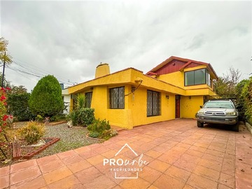 Casa en venta en Metro Hernando de Magallanes / 4 Estacionamientos, Las Condes - 5 dormitorios, 4 baños